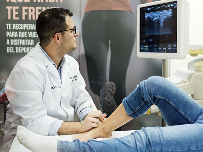 Gabi Lupón, metge de l’esport especialitzat en el diagnòstic per a la imatge, durant la visita a un pacient