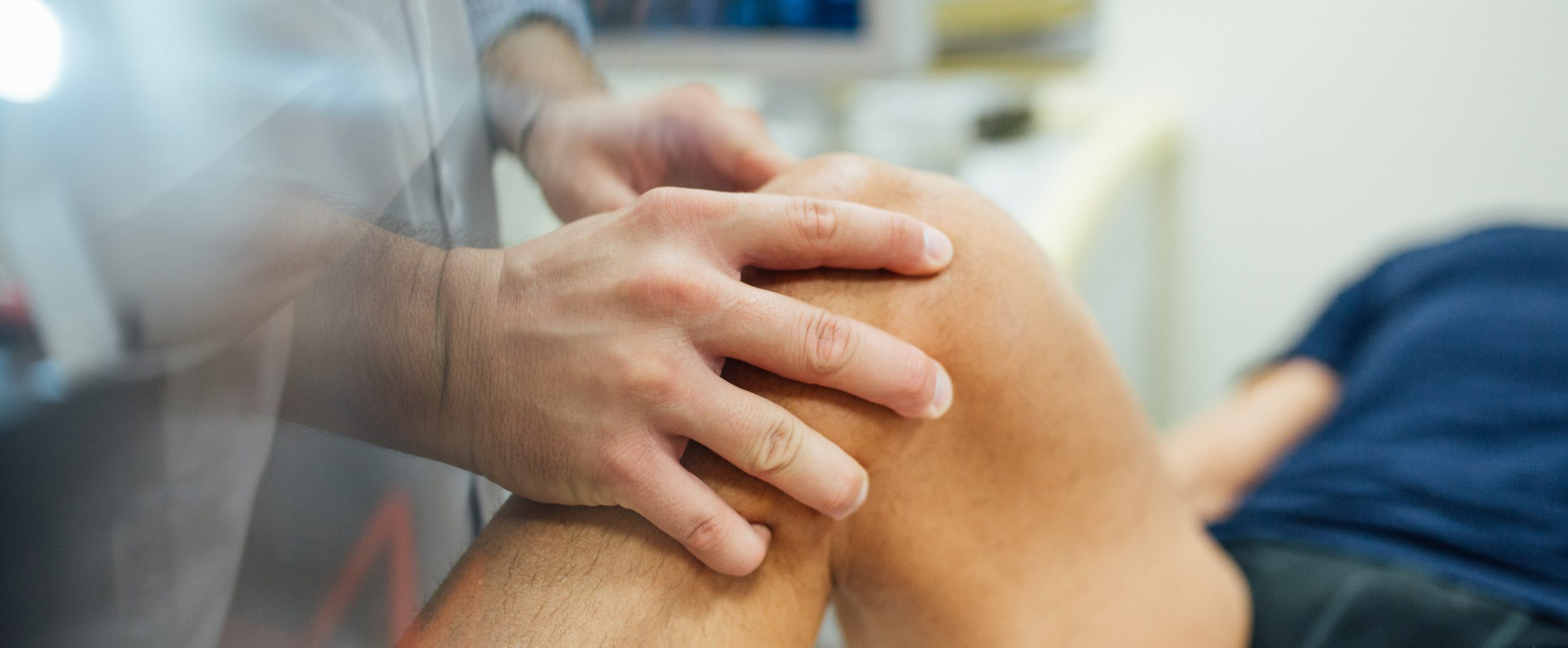RODILLA Exploración manual de una lesión de rodilla en las instalaciones de Mediesport