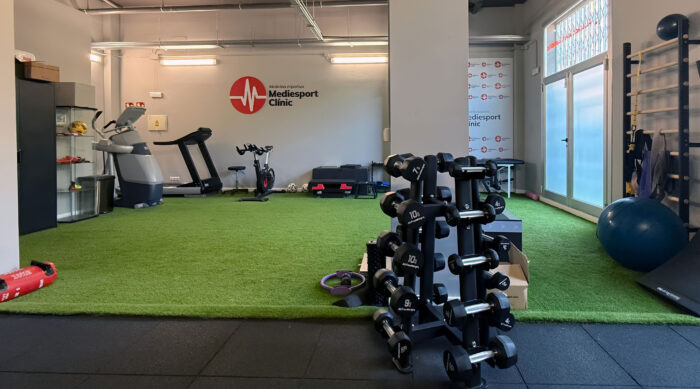 Gimnasio de readaptación con césped de Mediesport Clinic